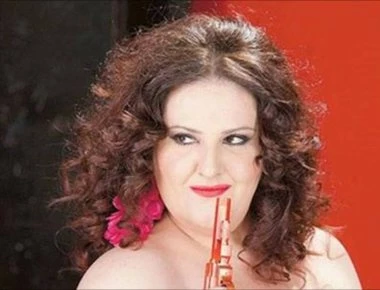 Η Σοφία Βογιατζάκη ανέβηκε στη σκηνή με τον Σαρμπέλ- Δείτε το απολαυστικό τσιφτετέλι της (βίντεο)